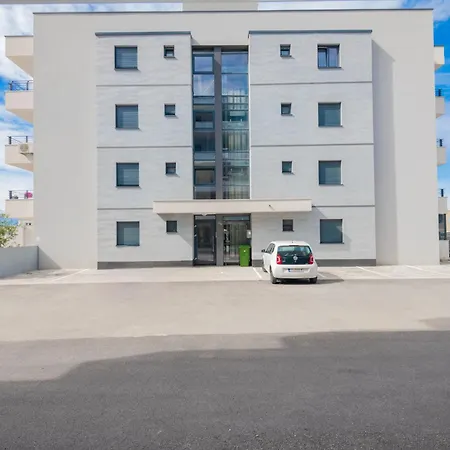 18 Apartment