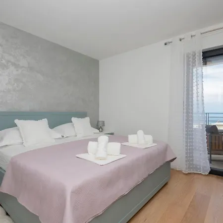 Apartment 18 *