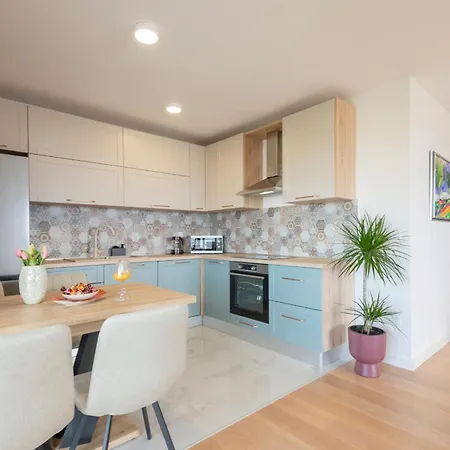 Apartament 18 *